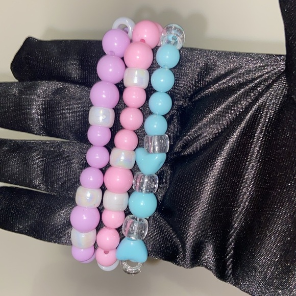 Set of 7 beaded bracelets, vibrant colors. Perfect for gifting or givys. - Picture 3 of 3